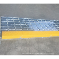 Anti-Rutsch-Treppenstufe aus gezacktem Stahlgitter im einfachen Stil